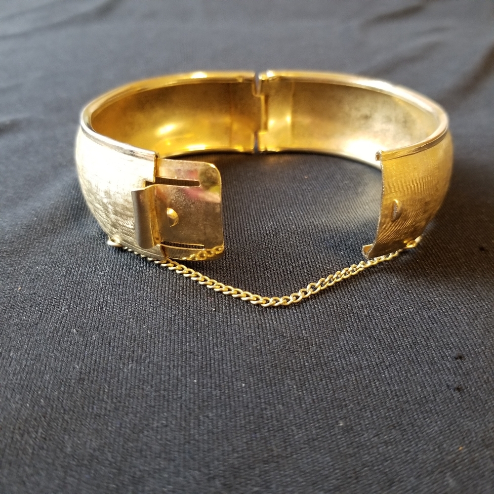 Vintage Coro Pegasus Signed Gold Tone Midcentury Textured Cuff Bracelet - Picture 6 of 10